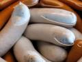 Чи треба знімати плівку з сосисок перед варінням: виробники продукту дали остаточну відповідь