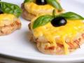 Курячі відбивні з ананасом і сиром: класичний рецепт
