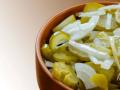 Салат із квашених огірків та цибулі — рецепт бабусиної класики