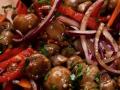 Мариновані печериці з овочами — рецепт закуски, яка зникає зі столу першою