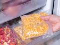Які продукти в жодному разі не можна зберігати в морозилці, але їх туди постійно кладуть
