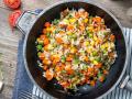 Як приготувати рис з овочами на сковороді