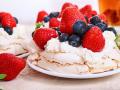 Меренговий торт із вершковим кремом та ягодами: рецепт десерту, який вразить ваших гостей