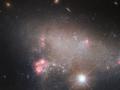 Астрономи зафіксували неправильну галактику в променях “зоряної фотобомби”