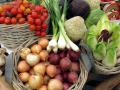 Україна планує заборонити імпорт деяких овочів та фруктів із Польщі: що у списку