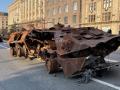 Російські танки – в Києві: на Хрещатику виставили знищену ворожу техніку
