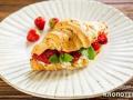 Сендвіч із круасана з полуницею: рецепт від Євгена Клопотенка
