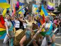Оля Полякова у блискучих обладунках з мечем в руках очолила українську колону на ЛГБТ-марші у Лондоні