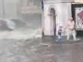 Москва іде під воду: злива затопила вулиці, блискавка влучила в колесо огляду