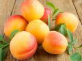 Як правильно заморозити абрикоси: цілими, половинками, з цукром