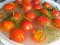 Рецепт смачних квашених помідорів, ще й розсолу від похмілля на додаток