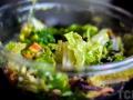 Молода капуста з шинкою та плавленим сиром: рецепт салату з легким соусом