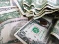 Курс валют в Україні: долар дешевшає, але що перебуває "під килимом" – експерти розповіли