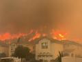 Пожары в Калифорнии: огонь угрожает сотням зданий