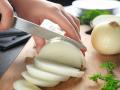 Як різати цибулю без сліз: метод, який працює на 10/10