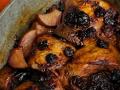 Курячі стегна зі сливами та іншими фруктами: рецепт ароматного мʼяса