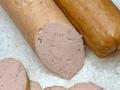 Ніжна вершкова ковбаса з курки: як приготувати домашній мʼясний делікатес