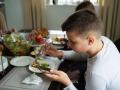 Виховання "в мережі": як гаджети непомітно впливають на звички та здоров'я юних українців