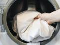 Як легко вивести плями від косметики та поту з одягу: дієві поради експертки