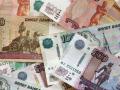 Ховають гроші під матрац: росіяни масово «вигрібають» заощадження з банків