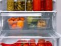 Молочці та мʼясу не місце на дверцятах: як правильно розкласти продукти в холодильнику