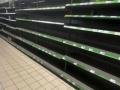 Порожні полиці в магазинах після ударів РФ по складах: чи загрожує Україні дефіцит продуктів