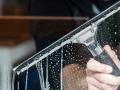 Як помити вікна ідеально і без зусиль: професійний мийник поділився хитриками