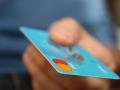 Українців, які передають банківські картки іншим, візьмуть під нагляд - що це означає