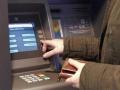 Украинцев не хотят освобождать от комиссии в банкоматах