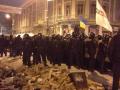 Противостояние на Грушевского длится более 10 часов: на Парковой возводят баррикады, среди протестующих много раненых