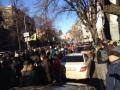Митингующие прорвали оцепление силовиков и пытаются разблокировать ул.Грушевского