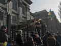 Митингующие забросали яйцами посольство РФ в Киеве