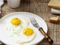 Як приготувати яєчню за одну хвилину: це можна зробити і без сковороди