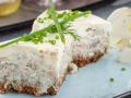 Солоний вершковий торт із оселедцем: рецепт оригінальної закуски зі Швеції