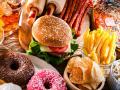 Блогер протягом 50 годин їв "100 найшкідливіших продуктів у світі": як це вплинуло на організм
