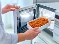 Що категорично заборонено гріти в мікрохвильовій печі