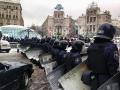 «Беркут» выстроился спиной к баррикаде митингующих на Крещатике