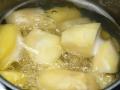 Що додати у воду під час варіння картоплі: приготується швидше та буде смачнішою