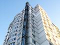 Высокий забор, камеры наблюдения и охрана: в Черкассах люди два года не могут въехать в новую многоэтажку