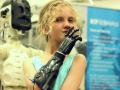 В США появилась «рободевочка» с бионической рукой 