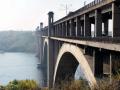 В Запорожье начал разрушаться мост через Днепр