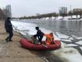 На Русановском канале в столице спасли мальчика, которого унесло от берега на льдине