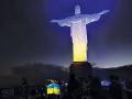 Статую Христа в Бразилии подсветили цветами украинского флага