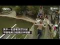 Прыгали и качали: туристы обрушили канатный мост в Китае