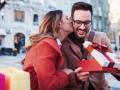 Грань между заботой и неловкостью: можно ли дарить парню трусы?