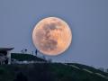 26 мая в ночном небе будут наблюдаться "кровавая Луна" и суперлуние