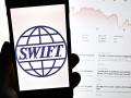 SWIFT готується відключити російські банки, інші платформи вже припинили операції з РФ