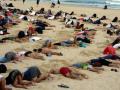 Сотни австралийцев зарыли головы в песок ради климата 