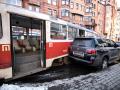 В Киеве трамвай сошел с рельсов и врезался в Lexus