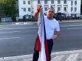 Мэр Конотопа сжег флаг России возле посольства РФ в Киеве